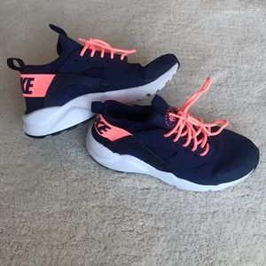 Size 3.5 Y/Women’s size 5 Nike Air huarache
